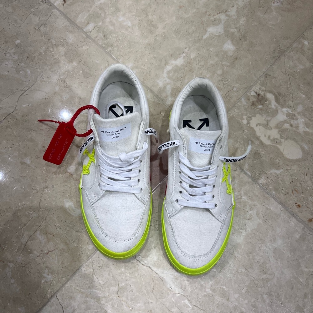 Off white low vulcanized green/yellowish
